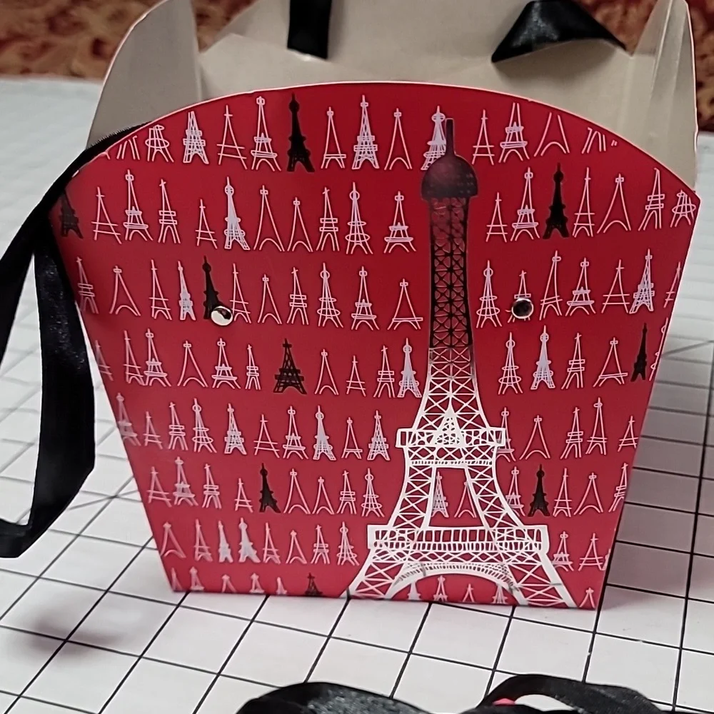 Gift Bag, 7 Pink and 1 Red Eiffel Tower Gift Bags,‎ Base 5.25x5.25 High 5.75 NIB